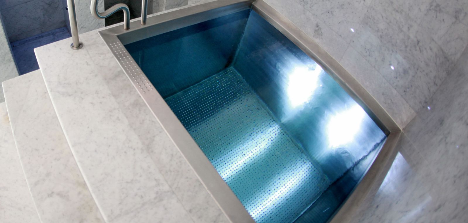 PLUNGE POOL FOR YACHTS